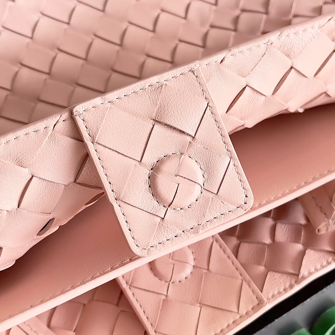 The 2023 new Andiamo batch of 2260 BV has been shipped‼ ️Really popular🔥The new Andiamo woven handbag launched by Bottega Veneta this season is really popular all over the world! ! Celebrities at home and abroad have worn it, and Oscar-winning actress Michelle Yeoh has taken it out on the street. Song Jia, Trai Yara, Yu Feihong, Sanji Ayaka, Rosie Hunting-Whiteley, Yoshioka Riho, etc. have all picked up this bag. It is classic and versatile, showing off its temperament, and the bag capacity is also large, which is very convenient for daily commuting! ! A variety of carrying methods, the shoulder straps can be adjusted by yourself, the original lambskin feels soft and delicate, and the neutral style is made to break gender boundaries and bring a more practical and long-lasting use experience. Andiamo, which has both elegant and casual styles, perfectly interprets the true appearance of "fashionable old money style". Style number: 743572 Size: 32*24*12